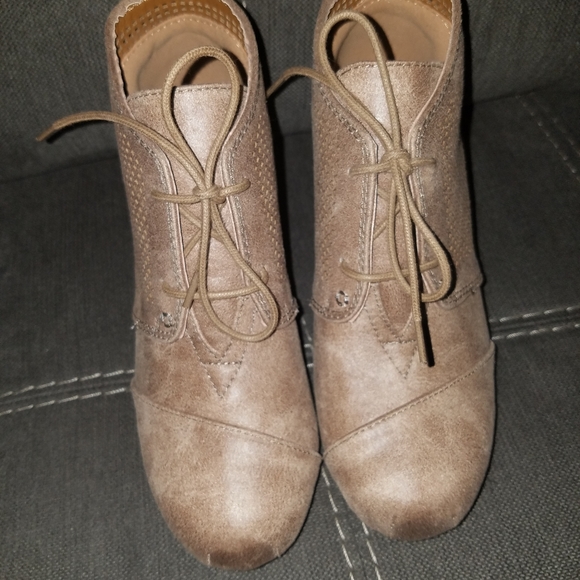 Cute Nude Cut Out Wedges - Picture 2 of 3